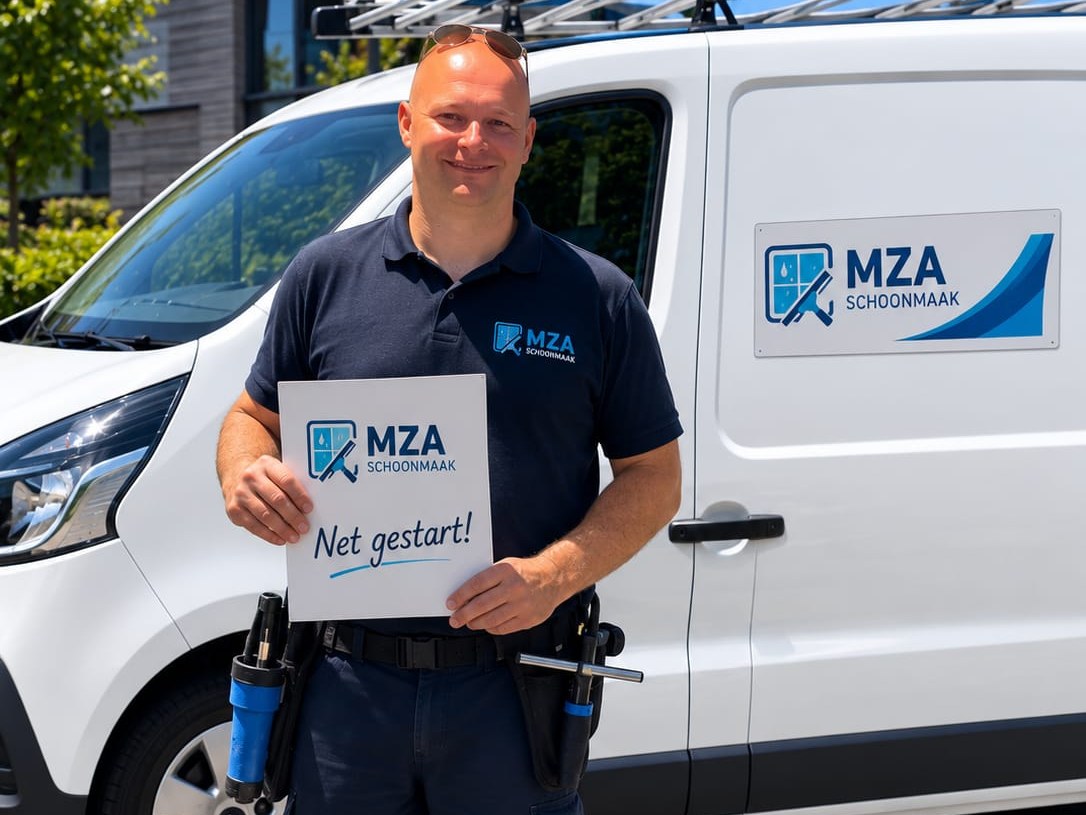 Michel de Vries van MZA Schoonmaak bij zijn werkbus in Veendam
